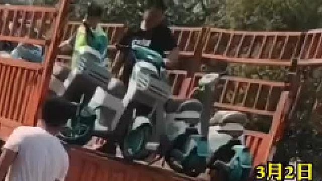 网友拍摄到的一幕，共享单车被从货车上暴力推下