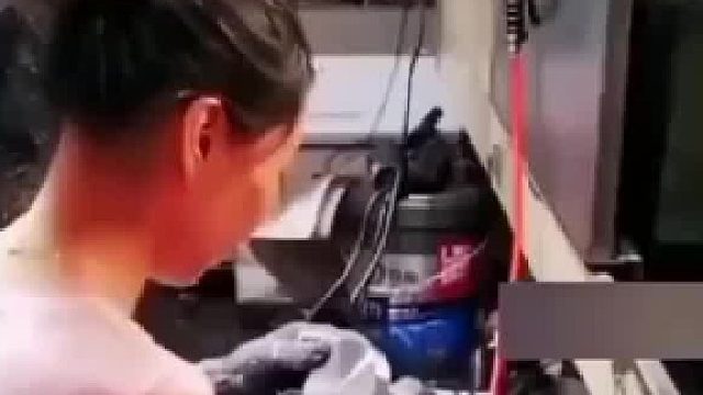 员工上班时坐下来休息被发现，老板娘当场对其教育，员工_出力时看不见，休息会一下看到了。