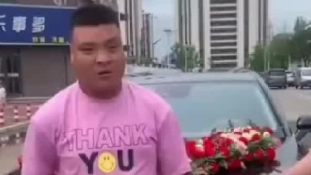 智障男子用共享单车拦婚车，给红包给烟不要，只要一百现金