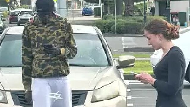 知道他的裤子为什么穿那么低吗？