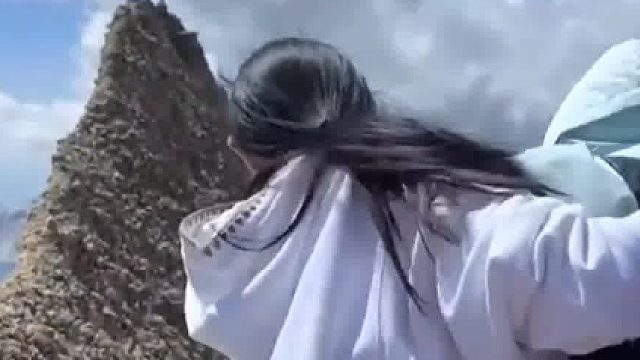 女生拍照时被路人撞到 手机直接摔落掉到山下