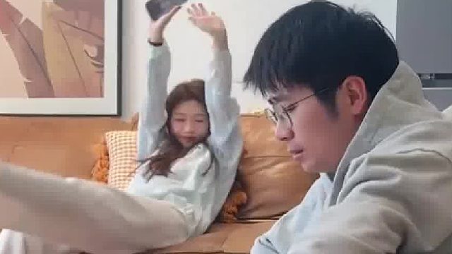 教你一招知道老婆的体重，学起来