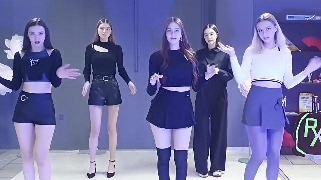 俄罗斯姑娘才艺表演23.12.26_集体舞00