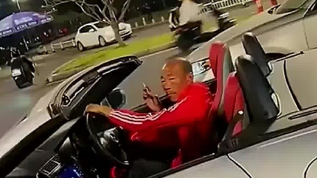 大爷开跑车上路，路边美女喊帅哥，他当场愣住了