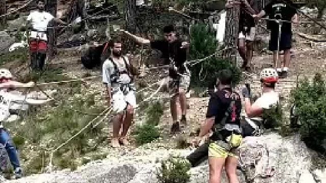 夏日男子勇闯极限蹦极，连续后空翻惊险落地，网友直呼太刺激