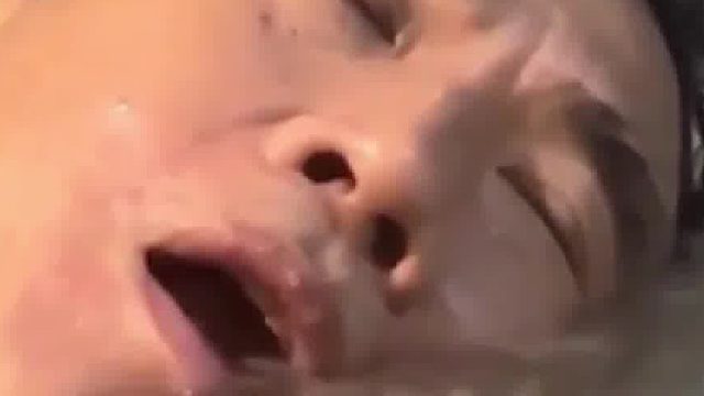 爸爸在鱼疗池睡着，差点生吞“工作人员”