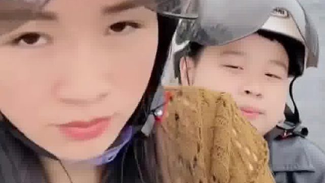 接娃名场面！儿子坐电车吹风，女儿坐轿车兜风