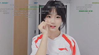 AJ傳媒女主播直播整活，穿滔搏隊服聽《突然的陀螺》