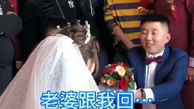 本是喜庆的场面，因过度“婚闹”导致的尴尬一幕