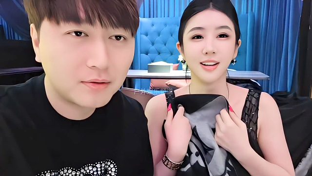 妹子的身材，把小酷眼睛都看直了，这也太哇塞了