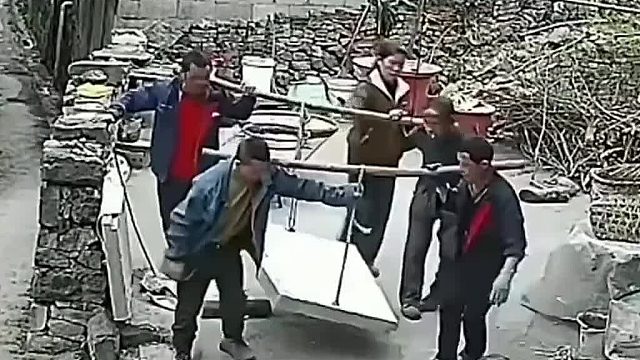 感觉红衣服不走造成令一人摔倒