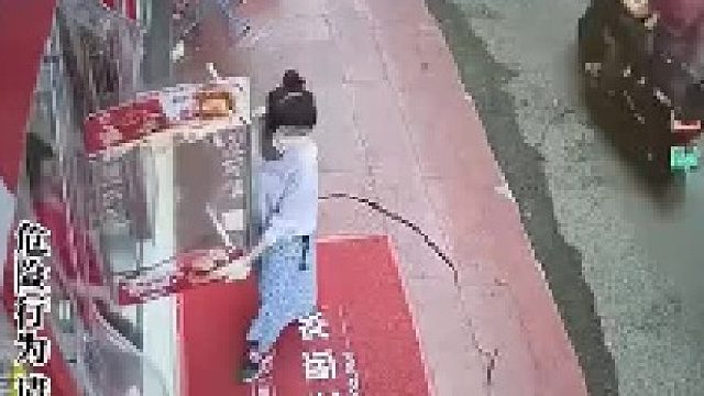 两女子抬着玻璃柜出门，配合失误将玻璃柜拆成两半