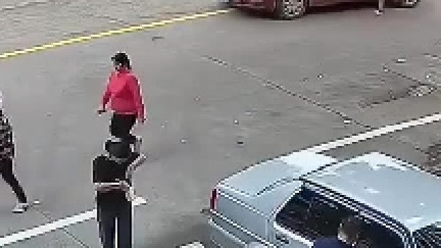 男孩抓爸爸车门把手被带倒。起来后不停说“不要怪我”