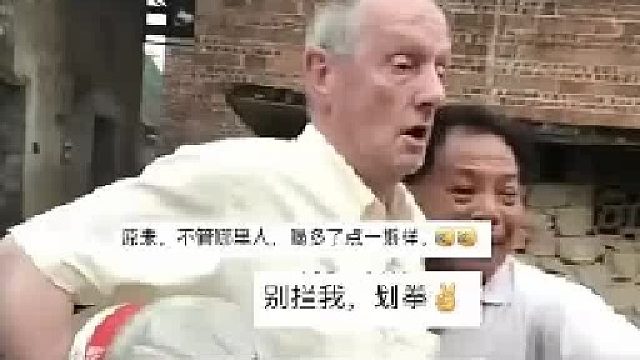 他抱着大桶矿泉水干嘛？