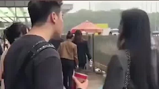 女孩恋爱把男人当提款机，狼喂不饱！感情沦为金钱交易