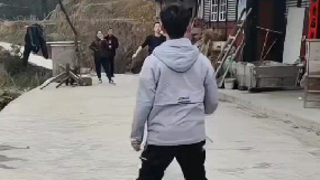 小伙子尽量往中间打，让大人好接球，大人属实有点不上道了