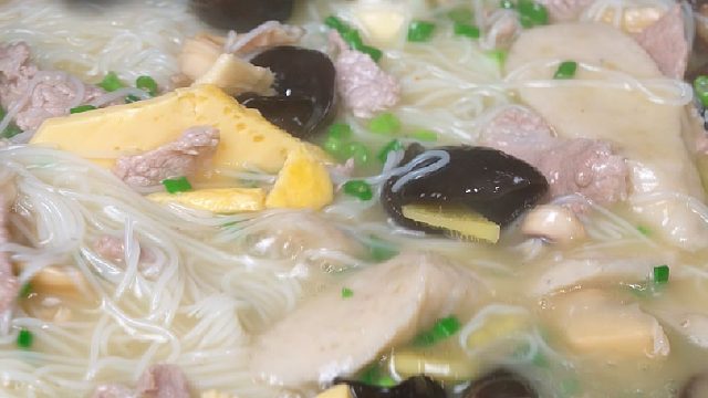 谁懂这一碗三鲜粉的含金量，汤鲜味美，一锅吃个精光。