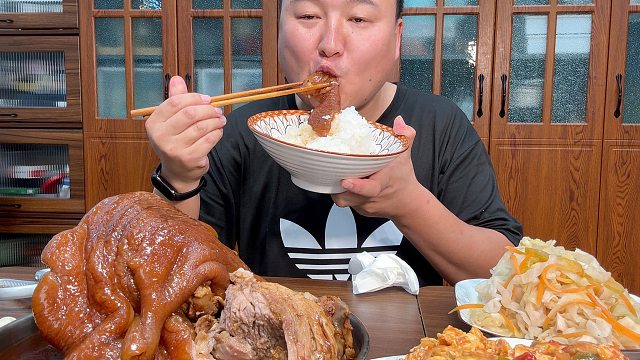 不知道该吃点啥了，简单来个肘子拌饭