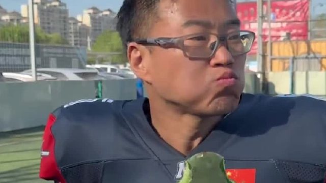 看同伴吃仙人掌吃的超香，男子大胆上前试吃 入口瞬间表情彻底失控