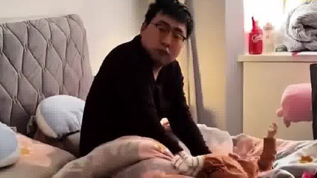 夜半突发趣事，老公睡糊涂，儿子惨成无辜“背锅侠”