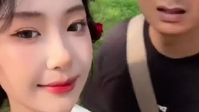 女子跟自己男友拍照，两人凑一起感觉不在一个图层上