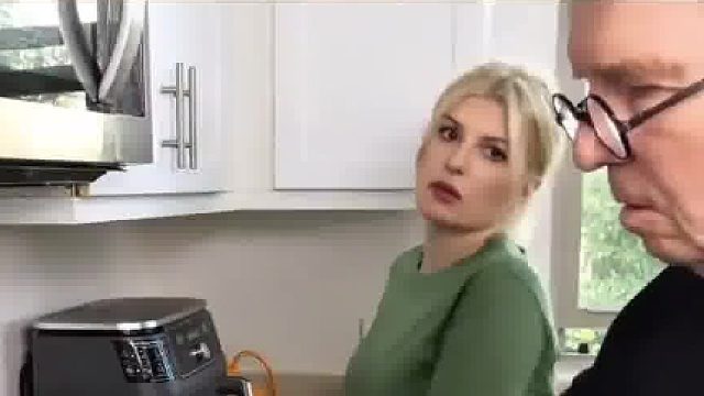 一直以为锅盖只能平放，女儿现场教学，老爸瞬间大开眼界