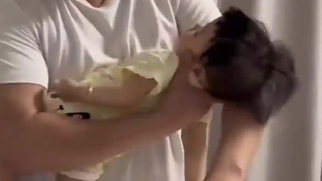 爸爸放娃到床上睡觉动作潦草一气呵成，一点都不怕把娃弄醒