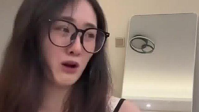 女子称被男友pua，不让穿吊带不让扎头发，男友出场瞬间心梗