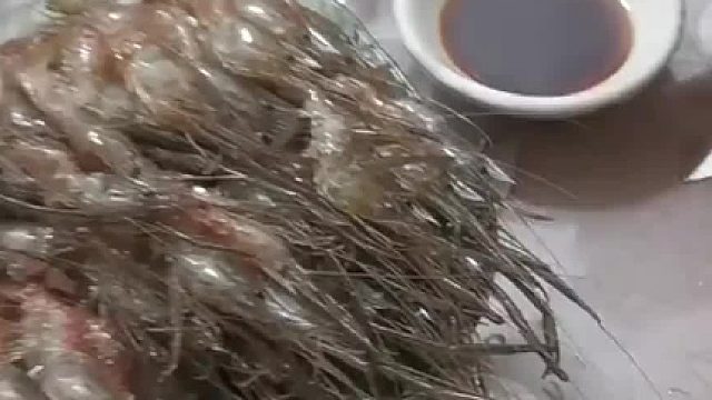 一盘冰镇虾火了，凑近一看压根没虾肉