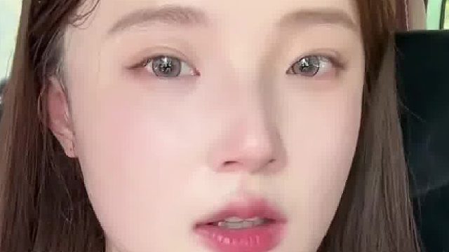 情侣在车里吵架，女生说了句冷暴力，下一秒男友直接开了制热
