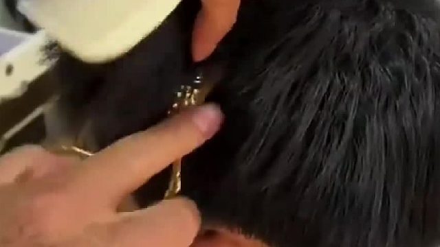 男生去剪头发，完全没想到痘痘被一眼发现