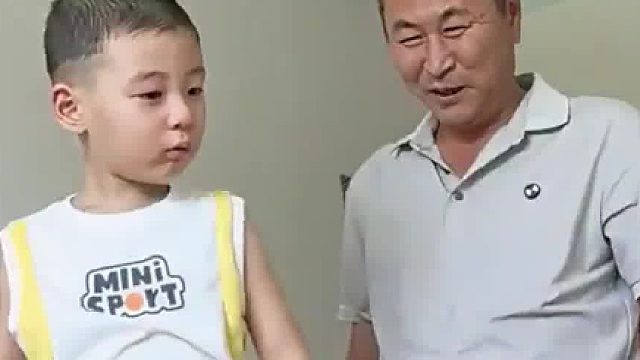 萌娃跟小姨干架没干过，拉着姥爷用大葱打小姨