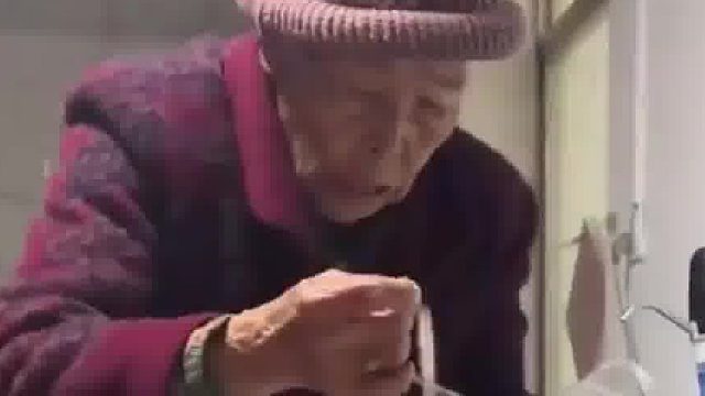 网罩盖剩菜拉扯不停奶奶变暴躁老太记心间