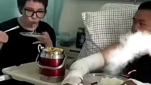 老公骨折住了院，亲姐专程来陪护，自理能力超在线