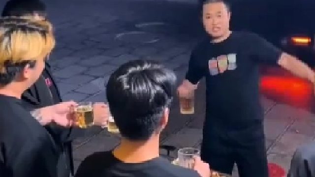 这一套动作行云流水，没少在家练吧！以后这哥们别想出门鬼混了！