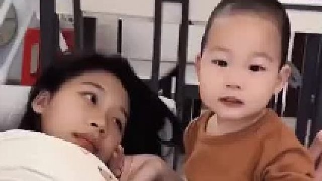 弟弟妹妹的萌态瞬间，笑翻全场！弟弟竟然害羞了