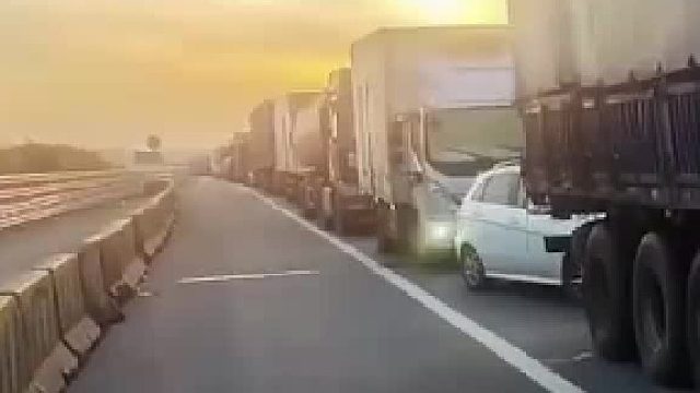 高速堵车小时 司机徒步十多公里找源头 结果….