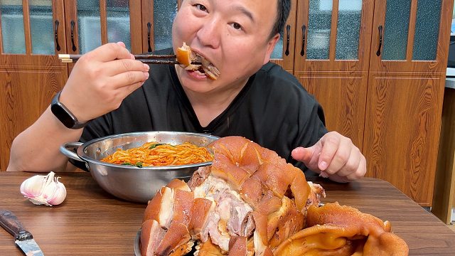 不知道该吃点啥，简单来个油泼面和猪头肉吧，嘎嘎香！