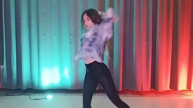 俄罗斯姑娘才艺表演23.12.29_王者(安妮亚)01