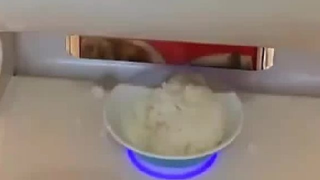 来自助机器前添饭，碗刚放下 饭就到碗里了