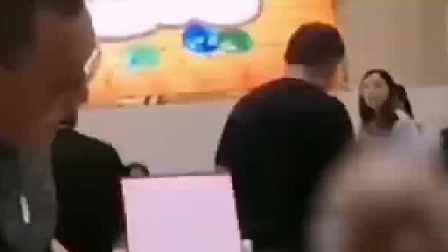 老人冒充宾客蹭吃被抓现行没想到人家是同学聚会