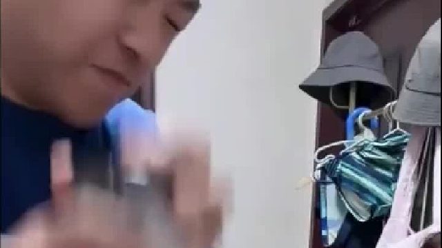 哪能用这么大劲，用柔力把壳撞碎脱落。