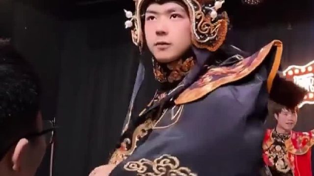 00后让变脸艺术变潮了，传统也能玩出新花样