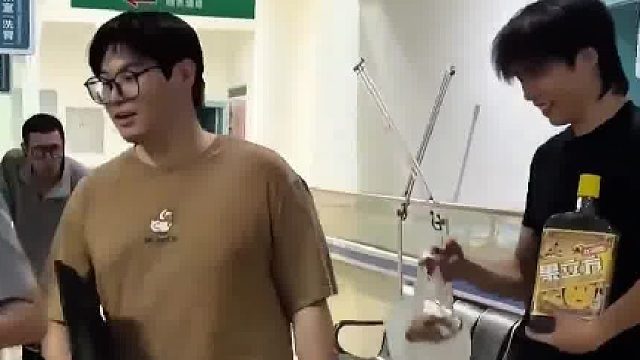 女生骨折住院，朋友们排着队“提着东西”来看望