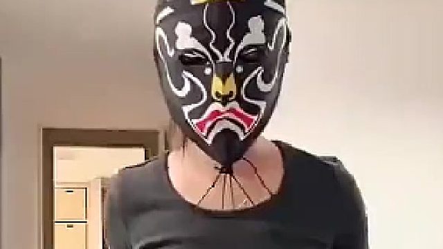 太厉害，会变脸的女朋友，原来这就是变脸的奥秘。