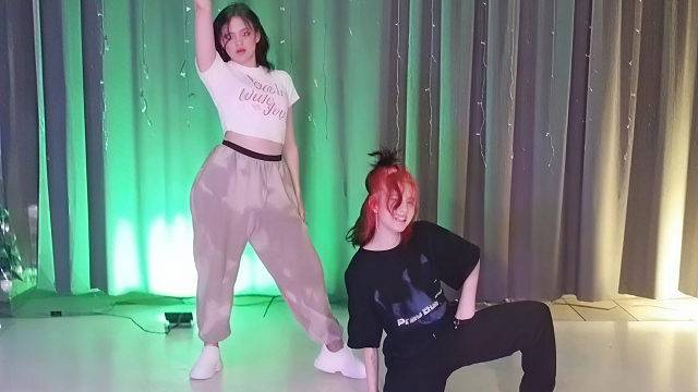 俄罗斯姑娘才艺表演23.12.29_双人舞02