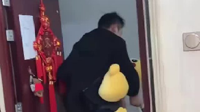 爸爸带孩子出去买玩具回来妈妈一看，以为孩子丢了仔细一看，原来在手里呢