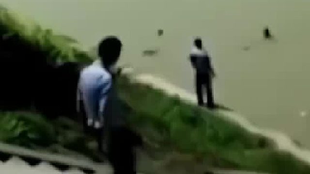 大爷跳水救人泡坏手机，想让落水者报销 女子：他救人是自愿的