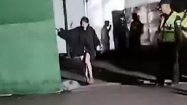 民警端掉一涉黄窝点头牌美女无缝衔接走不动路