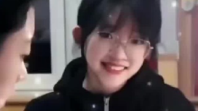 妈妈给孩子辅导作业，爸爸捣乱